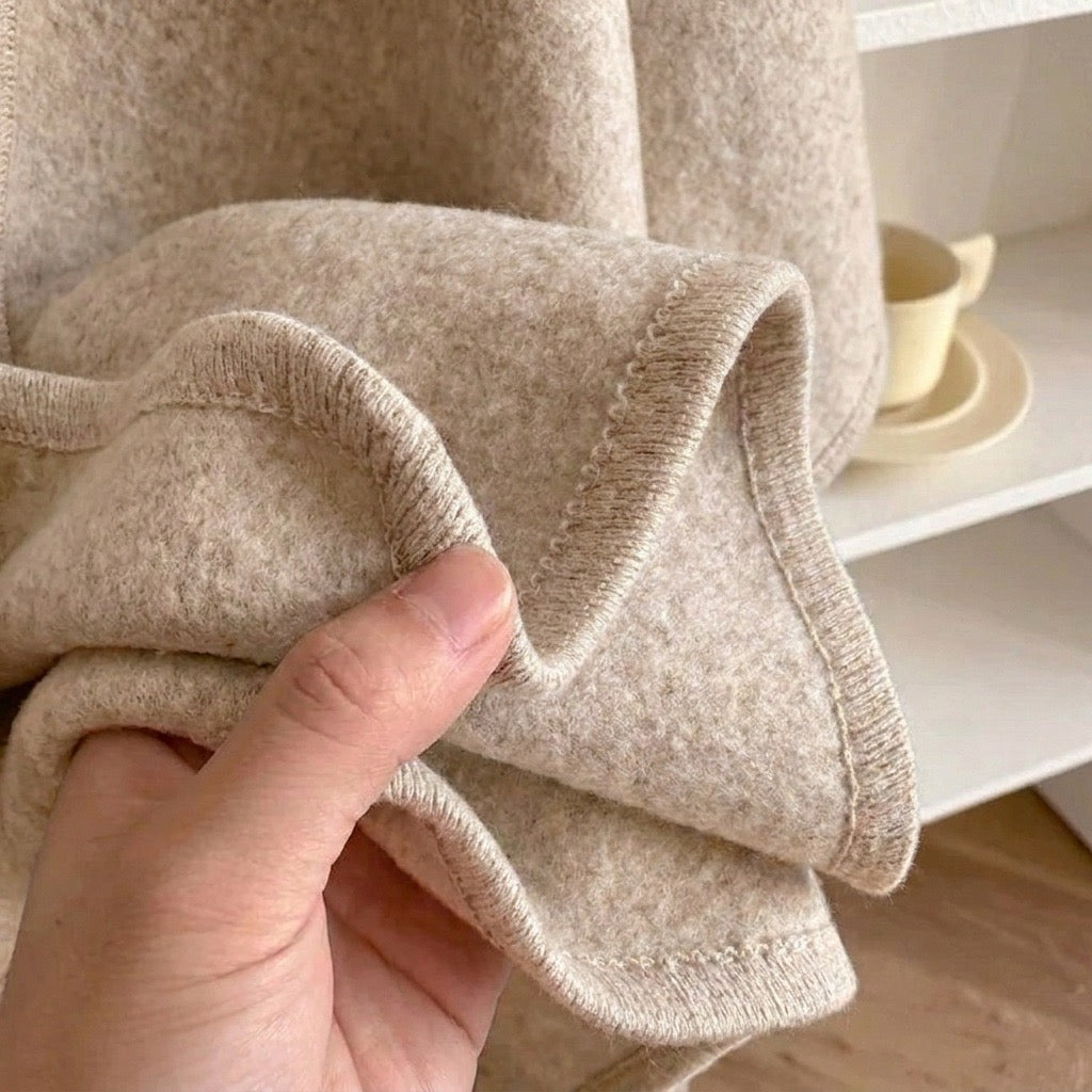 VALERIA | CAPA TIPO PONCHO DE PUNTO CON CINTURÓN