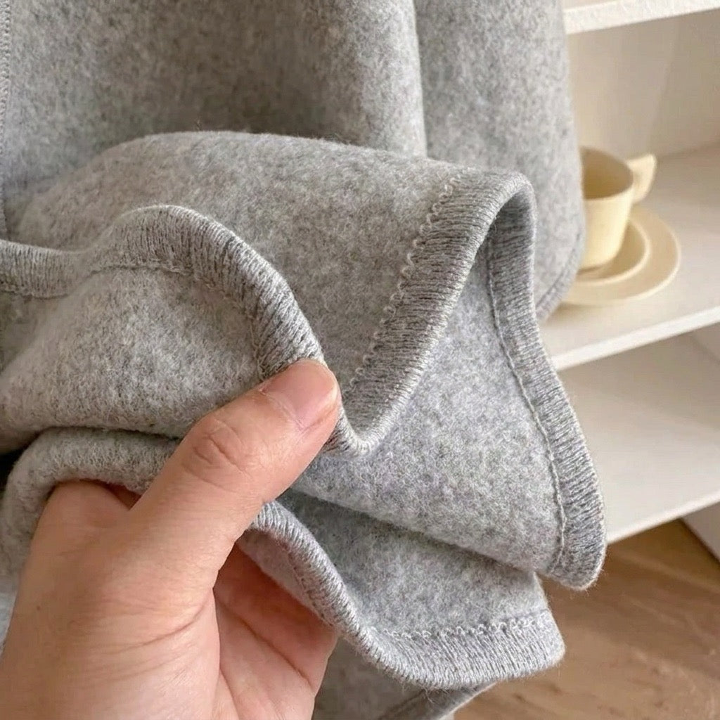 VALERIA | CAPA TIPO PONCHO DE PUNTO CON CINTURÓN