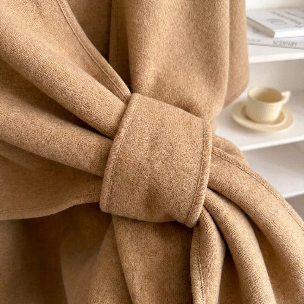 VALERIA | CAPA TIPO PONCHO DE PUNTO CON CINTURÓN