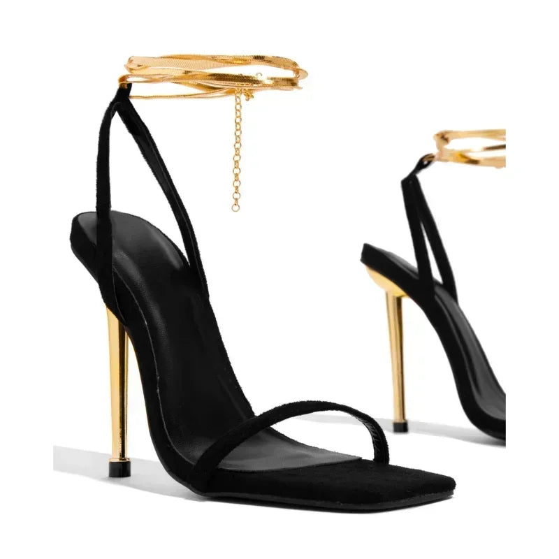 Sandalia Gala | Stiletto con detalle cadena dorada al tobillo
